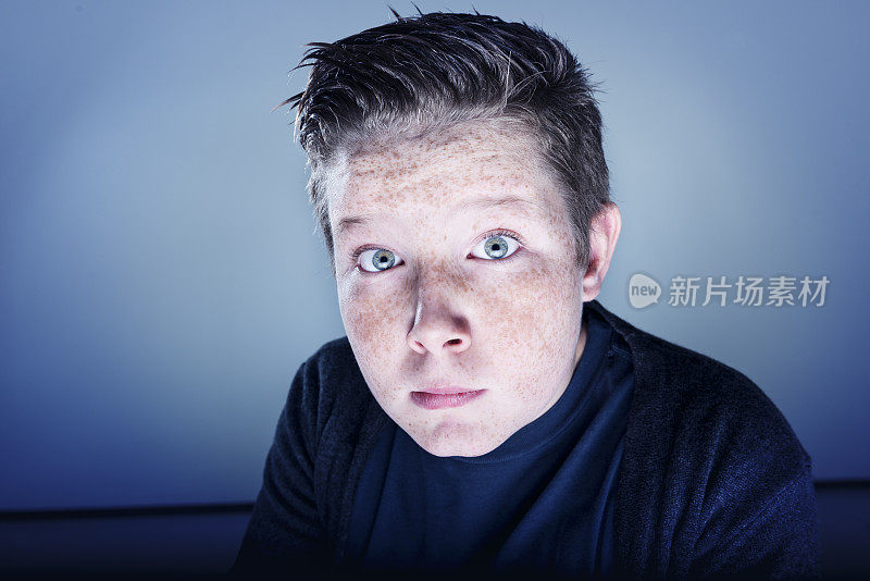 一个年轻的雀斑脸男孩的肖像Gamer Boy